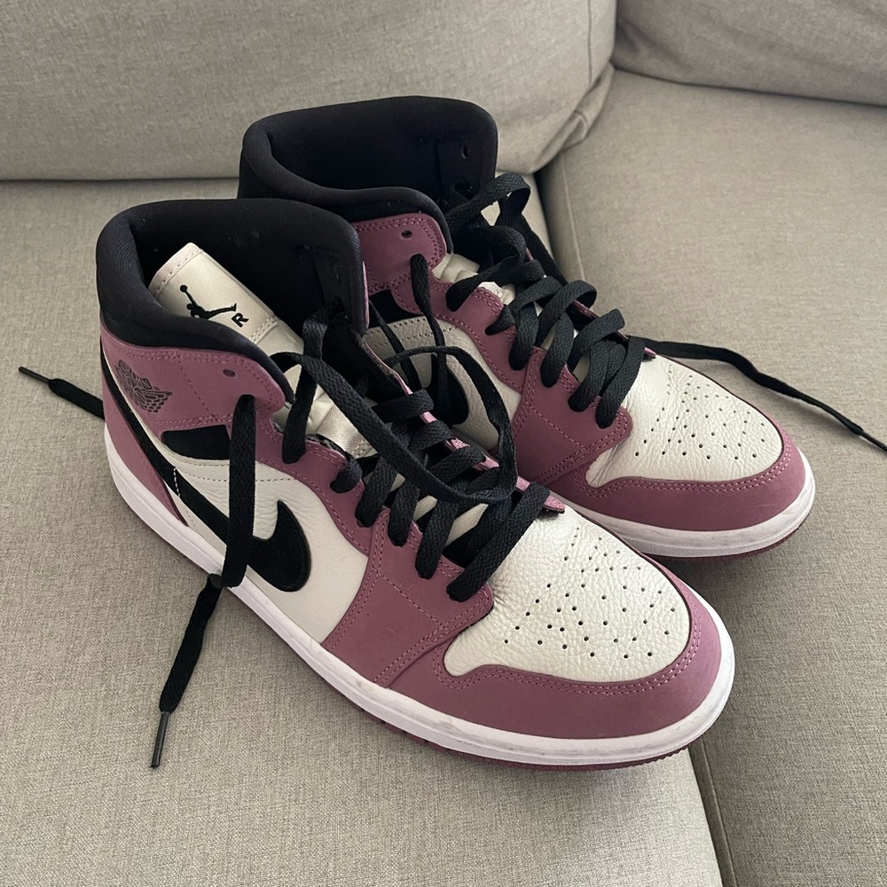 Nike Air Jordan Mid in Mauve and White